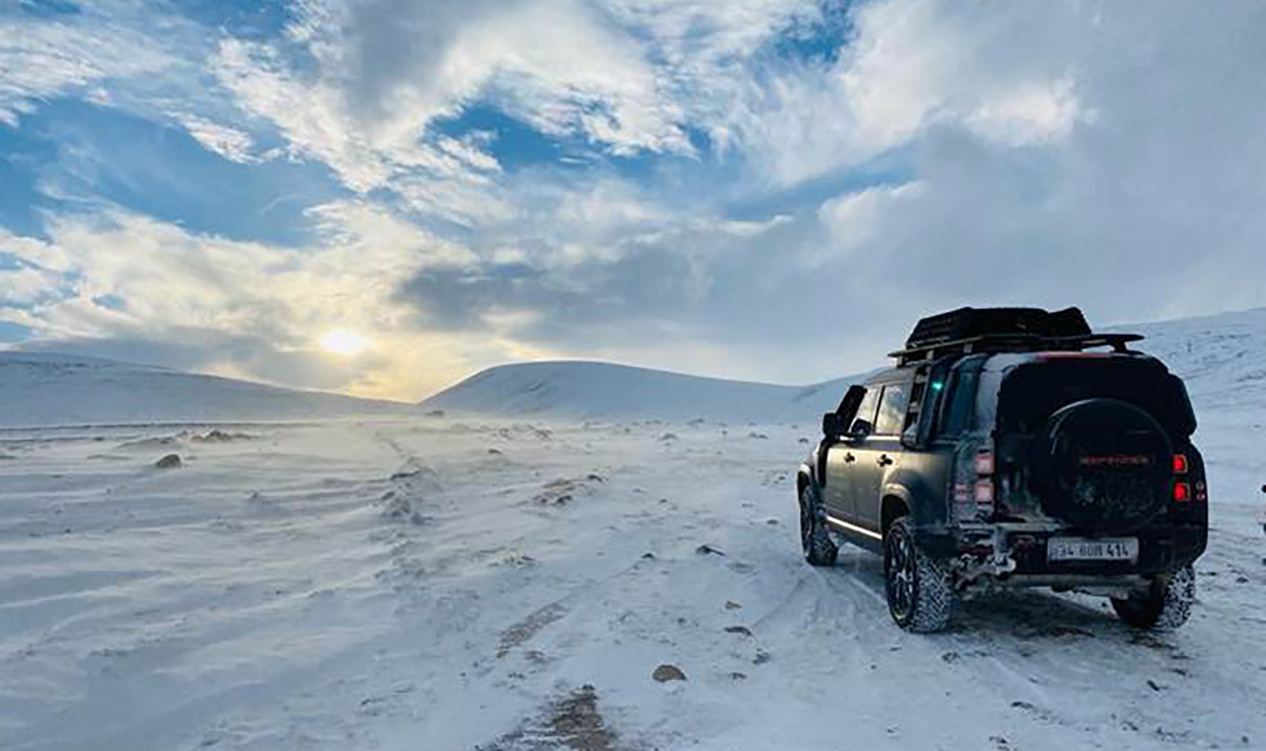 DEFENDER’IN ÜSTÜN KABİLİYETLERİNİ KAR SÜRÜŞÜNDE DENEYİMLEYİN. 